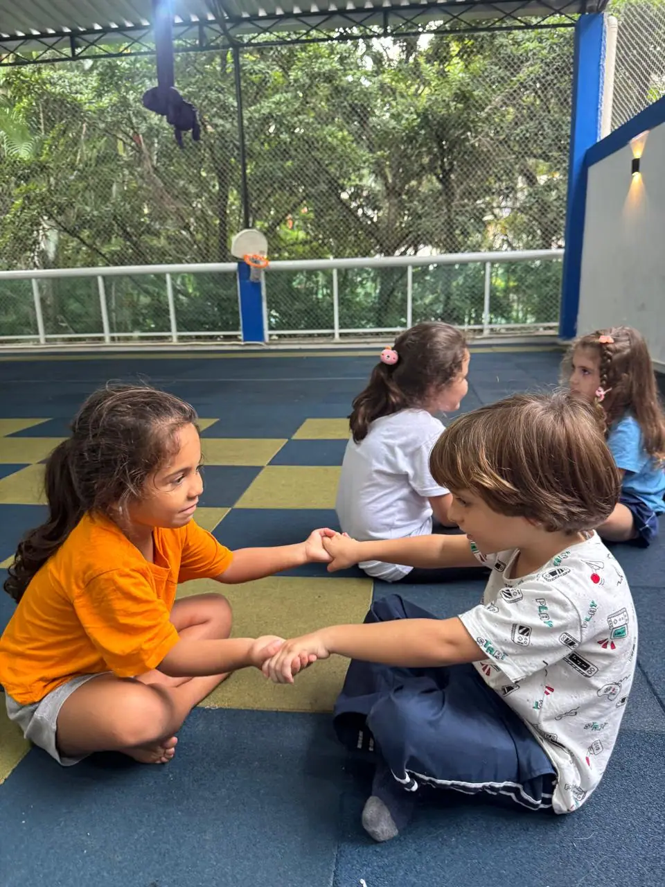 Crianças em atividade na Escola Montessoriana de Laranjeiras